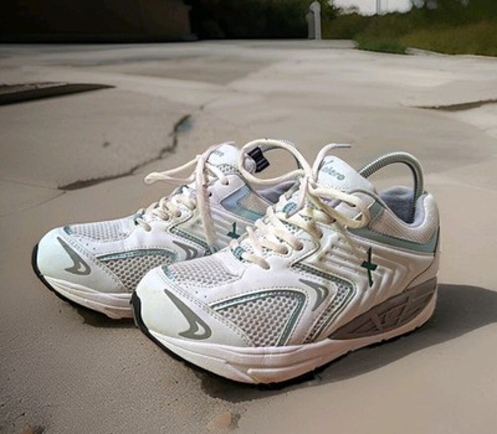 Xelero Genesis White Metallic Silver Walking Shoes Women Size 9 Medium X65821D